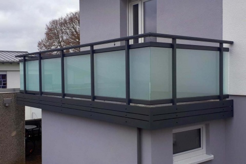 G188-Glas-Aluminium-Balkone-Balkongelaender-Rieb-Balkone-Wartungsfrei-Gelaender-Nie-mehr-Streichen