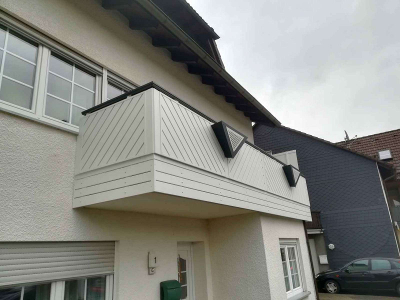 D110-Diagonal-Aluminium-Balkone-Balkongelaender-Rieb-Balkone-Wartungsfrei-Gelaender-Nie-mehr-Streichen