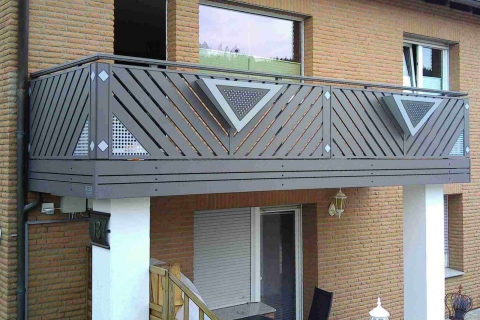 D007-Diagonal-Aluminium-Balkone-Balkongelaender-Rieb-Balkone-Wartungsfrei-Gelaender-Nie-mehr-Streichen