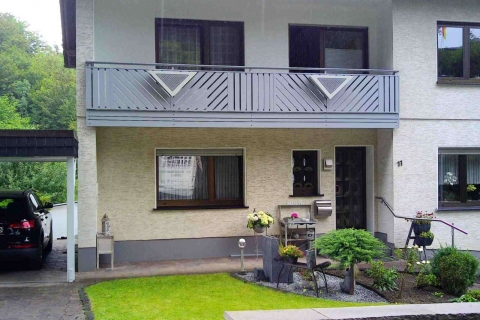 D015-Diagonal-Aluminium-Balkone-Balkongelaender-Rieb-Balkone-Wartungsfrei-Gelaender-Nie-mehr-Streichen