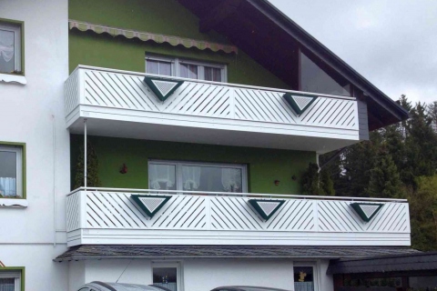 D038-Diagonal-Aluminium-Balkone-Balkongelaender-Rieb-Balkone-Wartungsfrei-Gelaender-Nie-mehr-Streichen