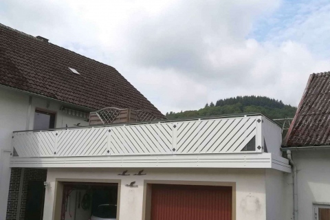 D109-Diagonal-Aluminium-Balkone-Balkongelaender-Rieb-Balkone-Wartungsfrei-Gelaender-Nie-mehr-Streichen