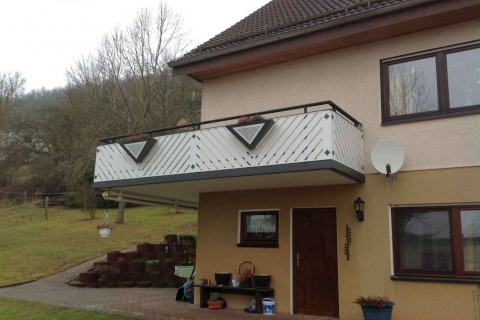 D111-Diagonal-Aluminium-Balkone-Balkongelaender-Rieb-Balkone-Wartungsfrei-Gelaender-Nie-mehr-Streichen