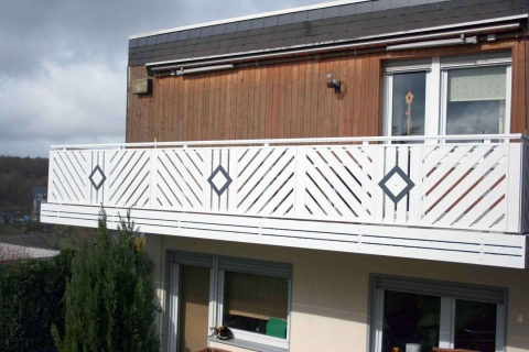 D198-Diagonal-Aluminium-Balkone-Balkongelaender-Rieb-Balkone-Wartungsfrei-Gelaender-Nie-mehr-Streichen