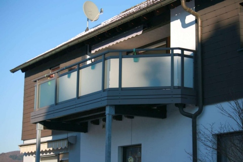 G009-Glas-Aluminium-Balkone-Balkongelaender-Rieb-Balkone-Wartungsfrei-Gelaender-Nie-mehr-Streichen