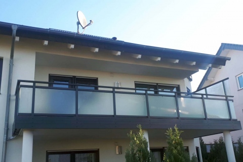 G014-Glas-Aluminium-Balkone-Balkongelaender-Rieb-Balkone-Wartungsfrei-Gelaender-Nie-mehr-Streichen