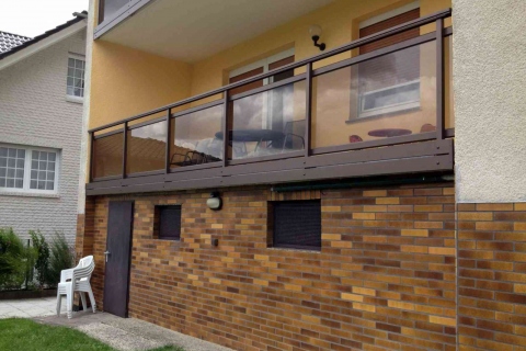 G020-Glas-Aluminium-Balkone-Balkongelaender-Rieb-Balkone-Wartungsfrei-Gelaender-Nie-mehr-Streichen