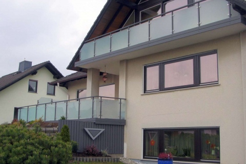G023-Glas-Aluminium-Balkone-Balkongelaender-Rieb-Balkone-Wartungsfrei-Gelaender-Nie-mehr-Streichen