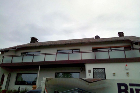 G024-Glas-Aluminium-Balkone-Balkongelaender-Rieb-Balkone-Wartungsfrei-Gelaender-Nie-mehr-Streichen