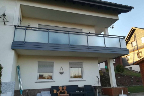 G029-Glas-Aluminium-Balkone-Balkongelaender-Rieb-Balkone-Wartungsfrei-Gelaender-Nie-mehr-Streichen