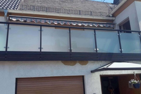 G037-Glas-Aluminium-Balkone-Balkongelaender-Rieb-Balkone-Wartungsfrei-Gelaender-Nie-mehr-Streichen