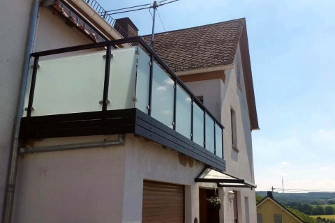 G039-Glas-Aluminium-Balkone-Balkongelaender-Rieb-Balkone-Wartungsfrei-Gelaender-Nie-mehr-Streichen