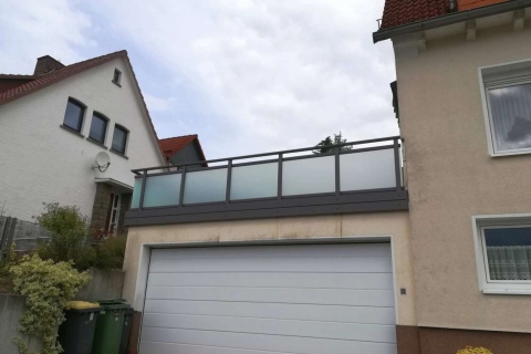 G040-Glas-Aluminium-Balkone-Balkongelaender-Rieb-Balkone-Wartungsfrei-Gelaender-Nie-mehr-Streichen