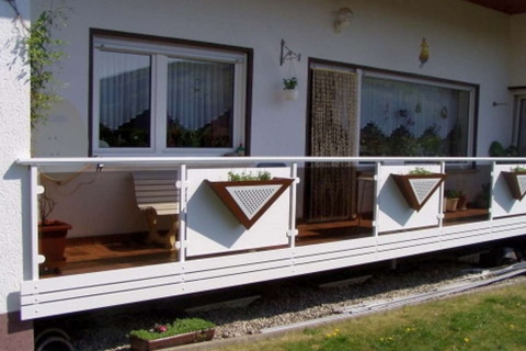 G042-Glas-Aluminium-Balkone-Balkongelaender-Rieb-Balkone-Wartungsfrei-Gelaender-Nie-mehr-Streichen