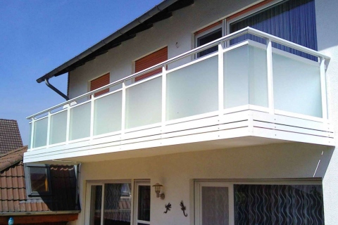 G044-Glas-Aluminium-Balkone-Balkongelaender-Rieb-Balkone-Wartungsfrei-Gelaender-Nie-mehr-Streichen