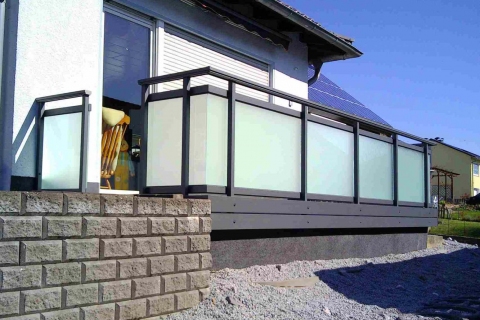 G196-Glas-Aluminium-Balkone-Balkongelaender-Rieb-Balkone-Wartungsfrei-Gelaender-Nie-mehr-Streichen