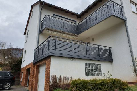 W040-Waagerecht-Aluminium-Balkone-Balkongelaender-Rieb-Balkone-Wartungsfrei-Gelaender-Nie-mehr-Streichen